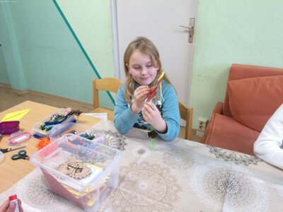 Mit der Nadel arbeiten ist schon etwas kniffelig.  (Bild vergrößern)