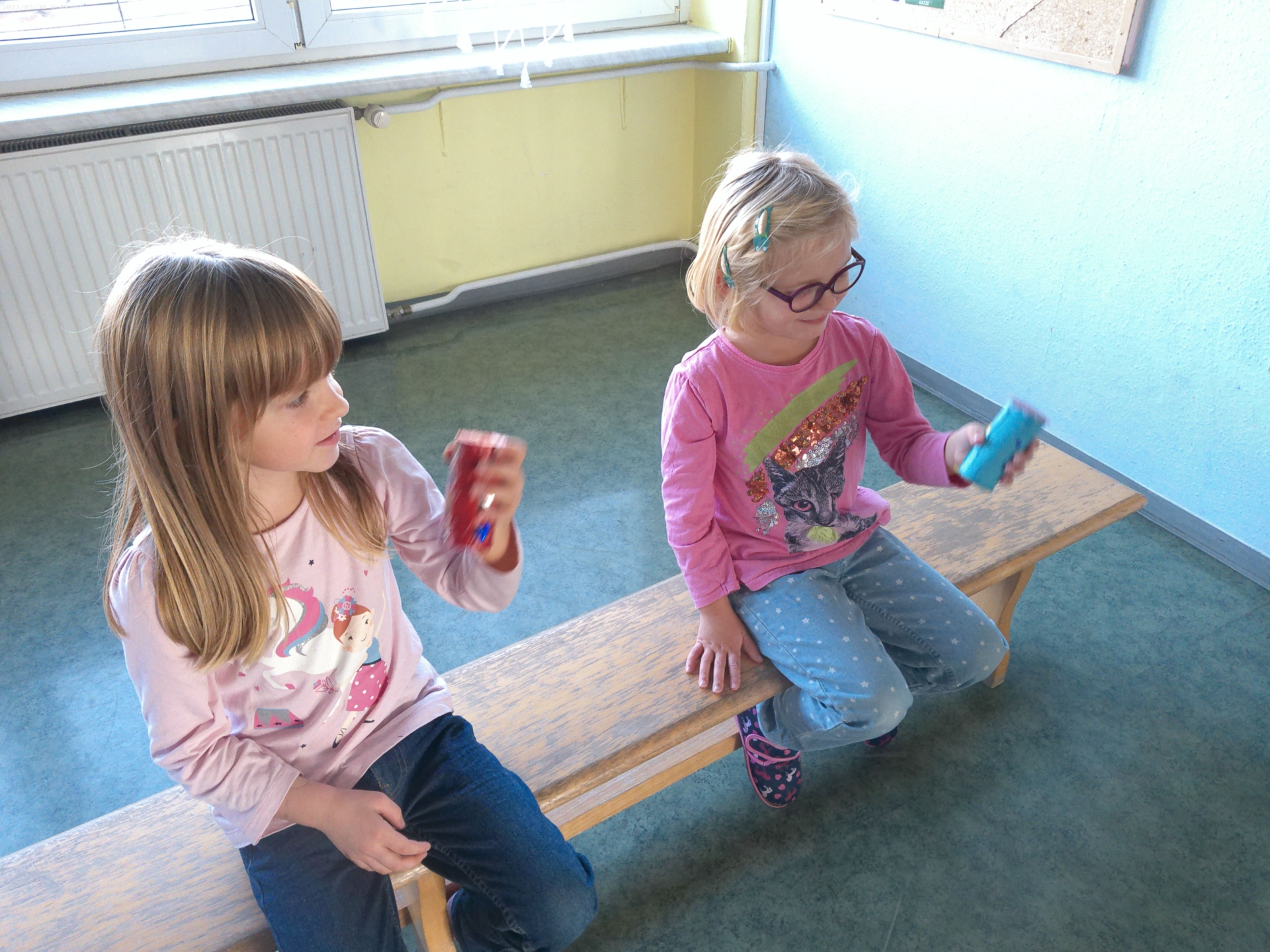 Bild: Wir machen Musik mit selbstgebastelten Instrumenten.
