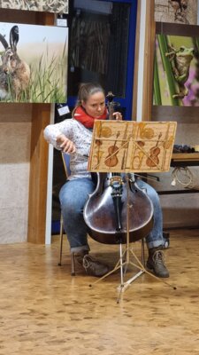Foto des Albums: Ungewöhnlicher Auftrittsort für Cello- und Blockflötenensemble