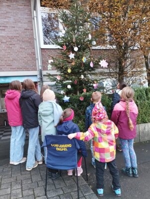2024_Jugendraum_Weihnachtsbaum_Schoch  (Bild vergr&ouml;&szlig;ern)