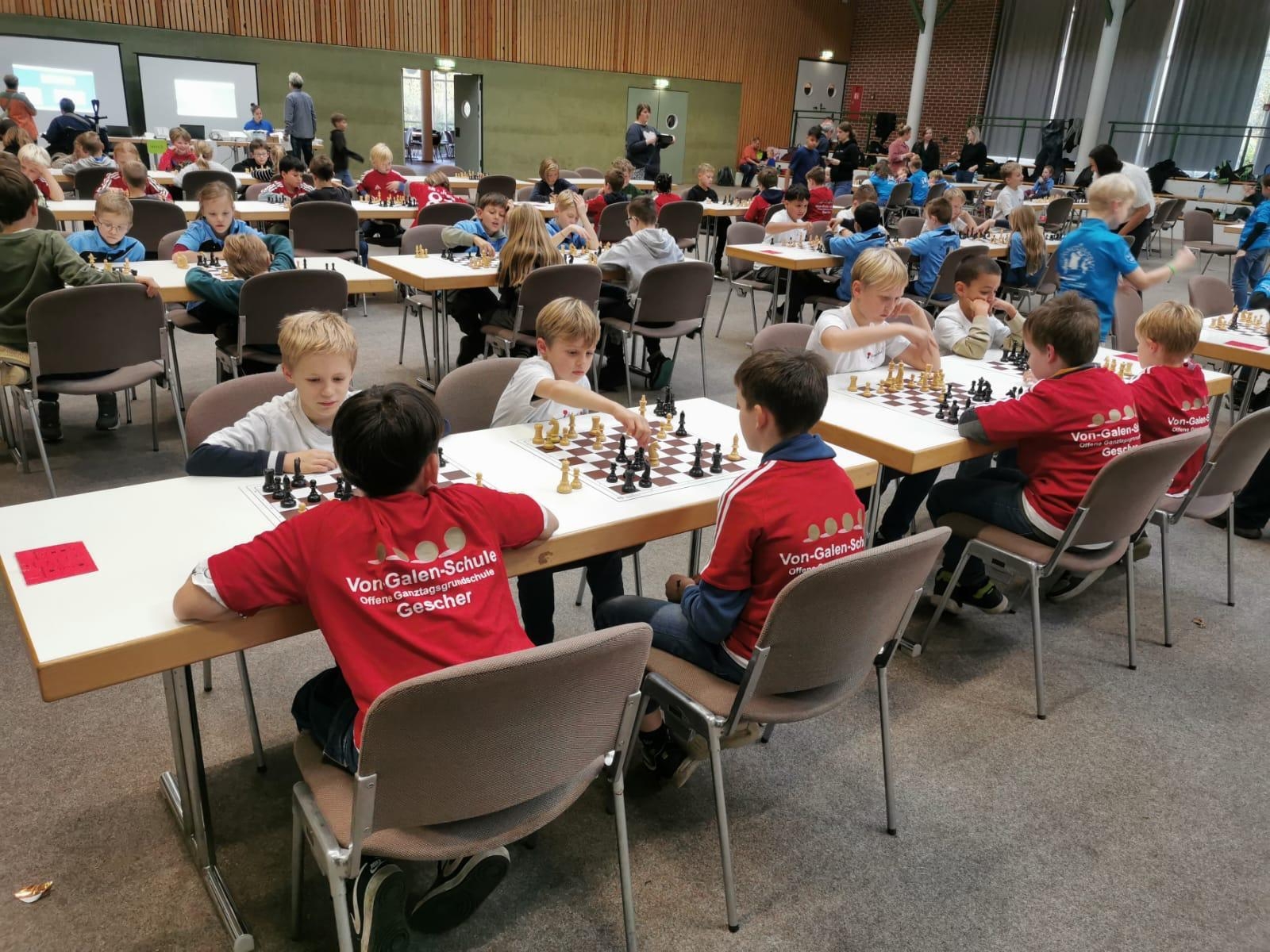Bild: Mit viel Konzentration spielen die Kinder um jede Figur