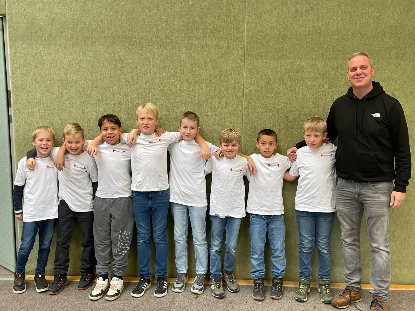 Bild: Gespannt starten die Kinder in das Turnier
