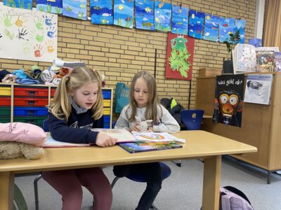 Foto des Albums: Klassen 1 und 4 lesen gemeinsam