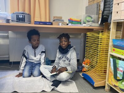 Foto des Albums: Klassen 1 und 4 lesen gemeinsam