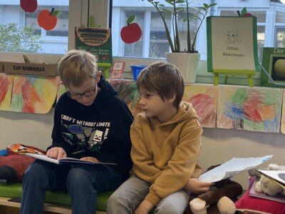 Foto des Albums: Klassen 1 und 4 lesen gemeinsam