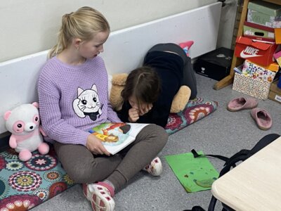 Foto des Albums: Klassen 1 und 4 lesen gemeinsam