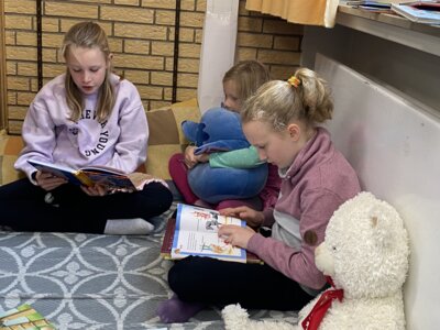 Foto des Albums: Klassen 1 und 4 lesen gemeinsam