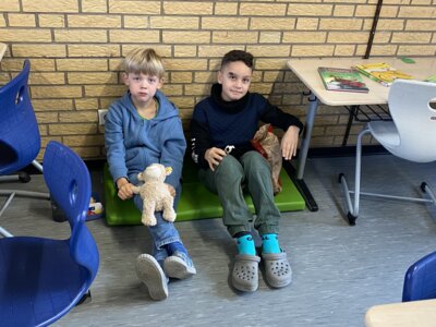 Foto des Albums: Klassen 1 und 4 lesen gemeinsam