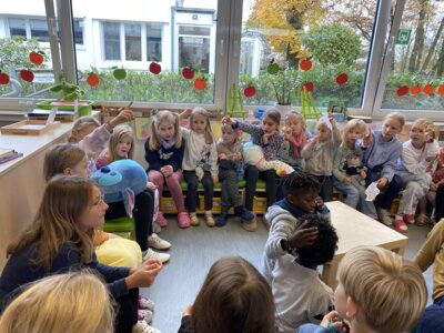 Foto des Albums: Klassen 1 und 4 lesen gemeinsam