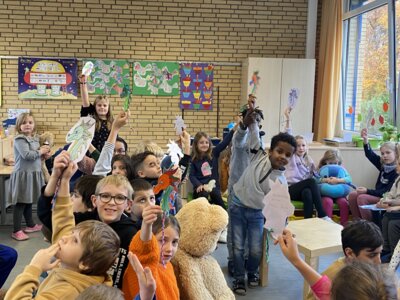 Foto des Albums: Klassen 1 und 4 lesen gemeinsam