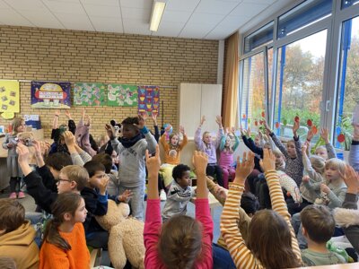 Foto des Albums: Klassen 1 und 4 lesen gemeinsam