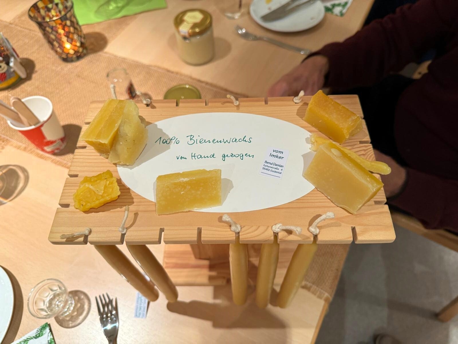Bild: Handgemachte Kerzen aus reinstem Bienenwachs.