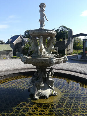 Bild: Vor dem Schloss