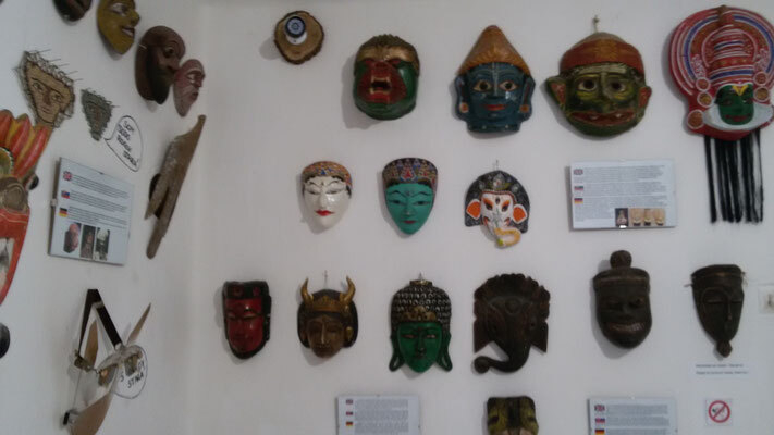 Bild: Maskensammlung im Museumsdorf