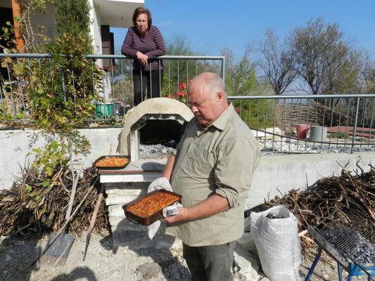 Bild: Backen im Pizzaofen