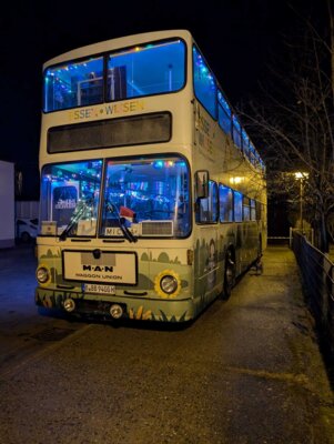 Die Kiga-Kinder backen in Kleingruppen Adventsm&auml;nnlein im Backbus. 