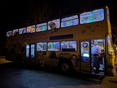 Backbus- Aktion am 03.12: Herr Weise reist morgens um Sechs an und ist trotz kalter Temperaturen bester Laune. 