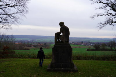 Gefallenen-Denkmal Lauenau - Blick auf Lauenau  (Bild vergr&ouml;&szlig;ern)