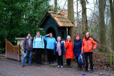 RADWANDERGRUPPE - Nur die Damen auf dem Bild  (Bild vergr&ouml;&szlig;ern)