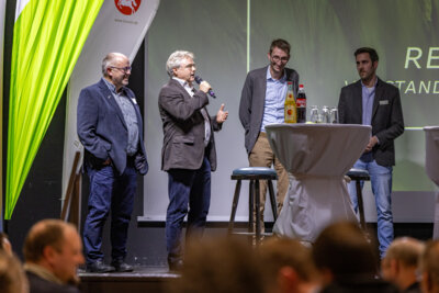 Professor Otte spricht bei der Podiumsdiskussion 