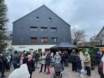 Vorschaubild: Besucher Rathausvorplatz