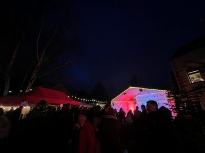 Vorschaubild: Bühne Weihnachtsmarkt am Abend