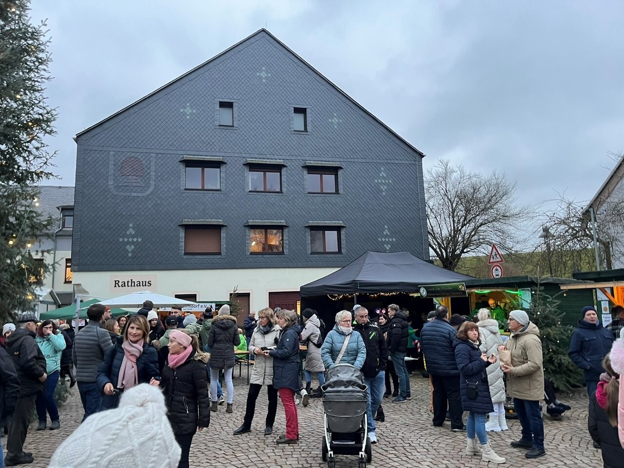 Bild: Besucher Rathausvorplatz