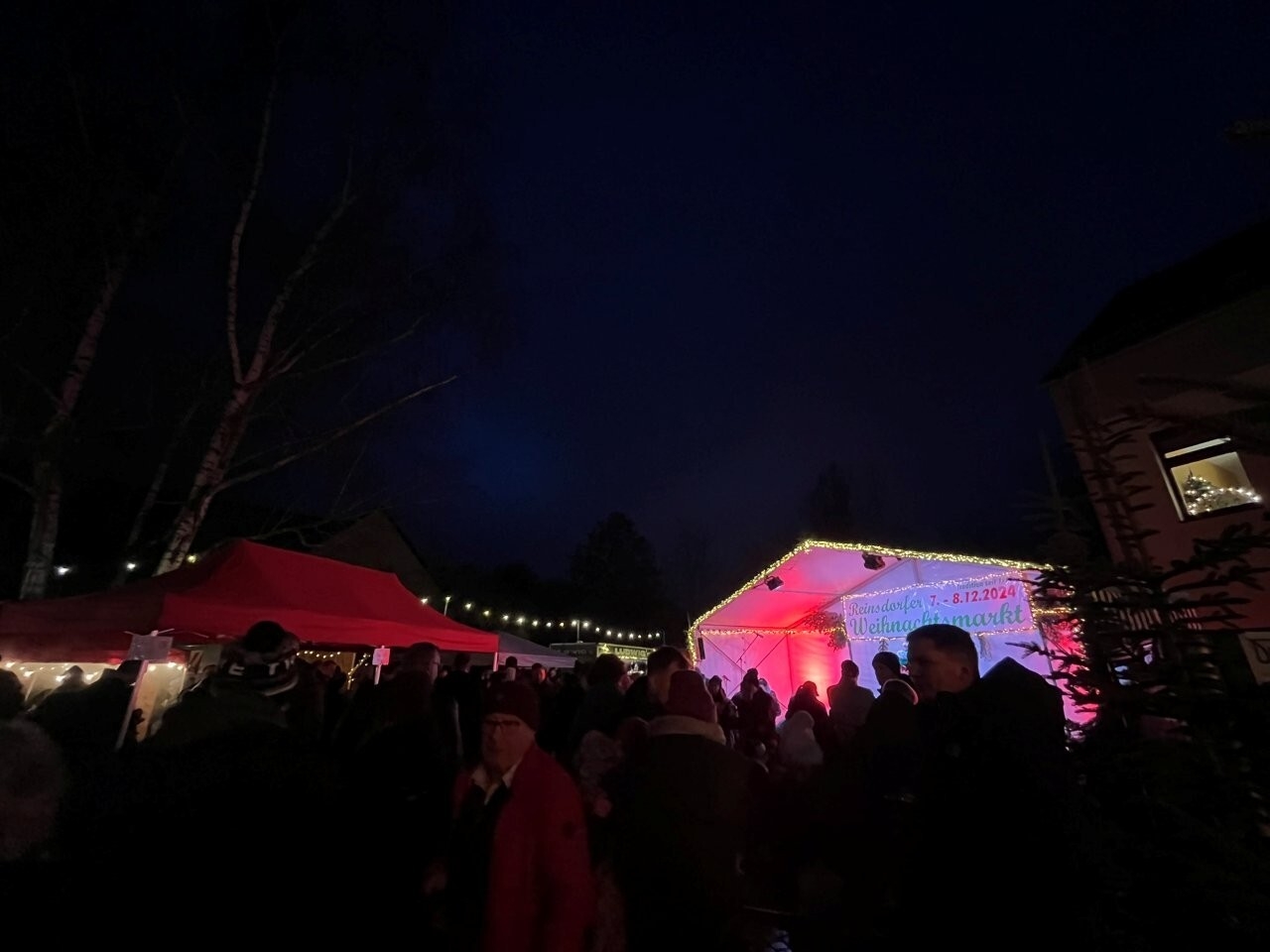 Bild: Bühne Weihnachtsmarkt am Abend