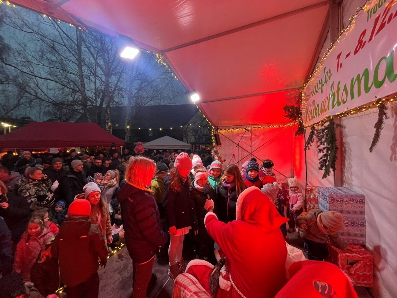 Bild: Kinder beim Weihnachtsmann