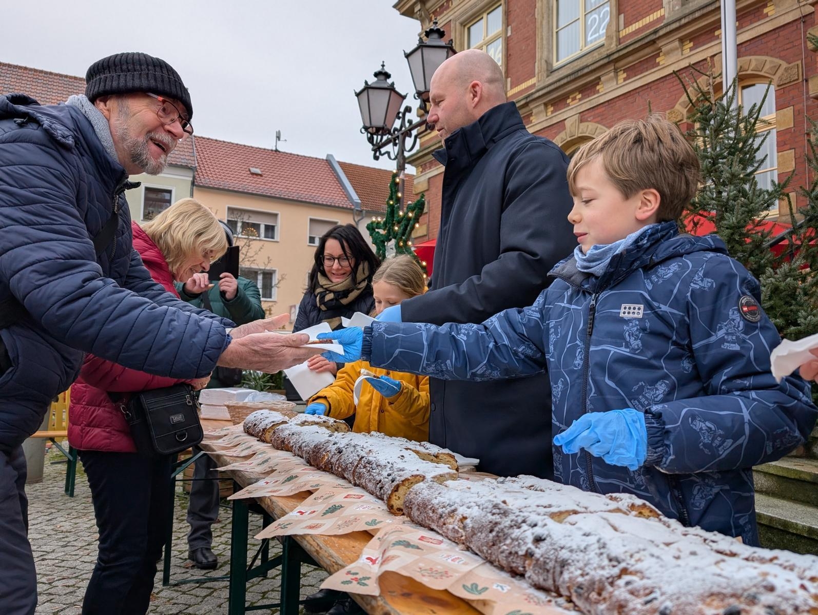 Bild: Calauer Weihnachtsmarkt am Samstag, 7. Dezember 2024. Foto: Stadt Calau / Jan Hornhauer