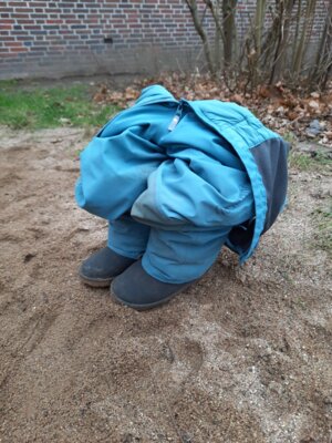 W&auml;hrend der Pause entdeckt, allerdings fehlt da irgendwie das Kind in den Stiefeln und der Hose.  (Bild vergr&ouml;&szlig;ern)