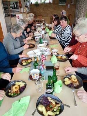 Es schmeckt allen.  (Bild vergr&ouml;&szlig;ern)