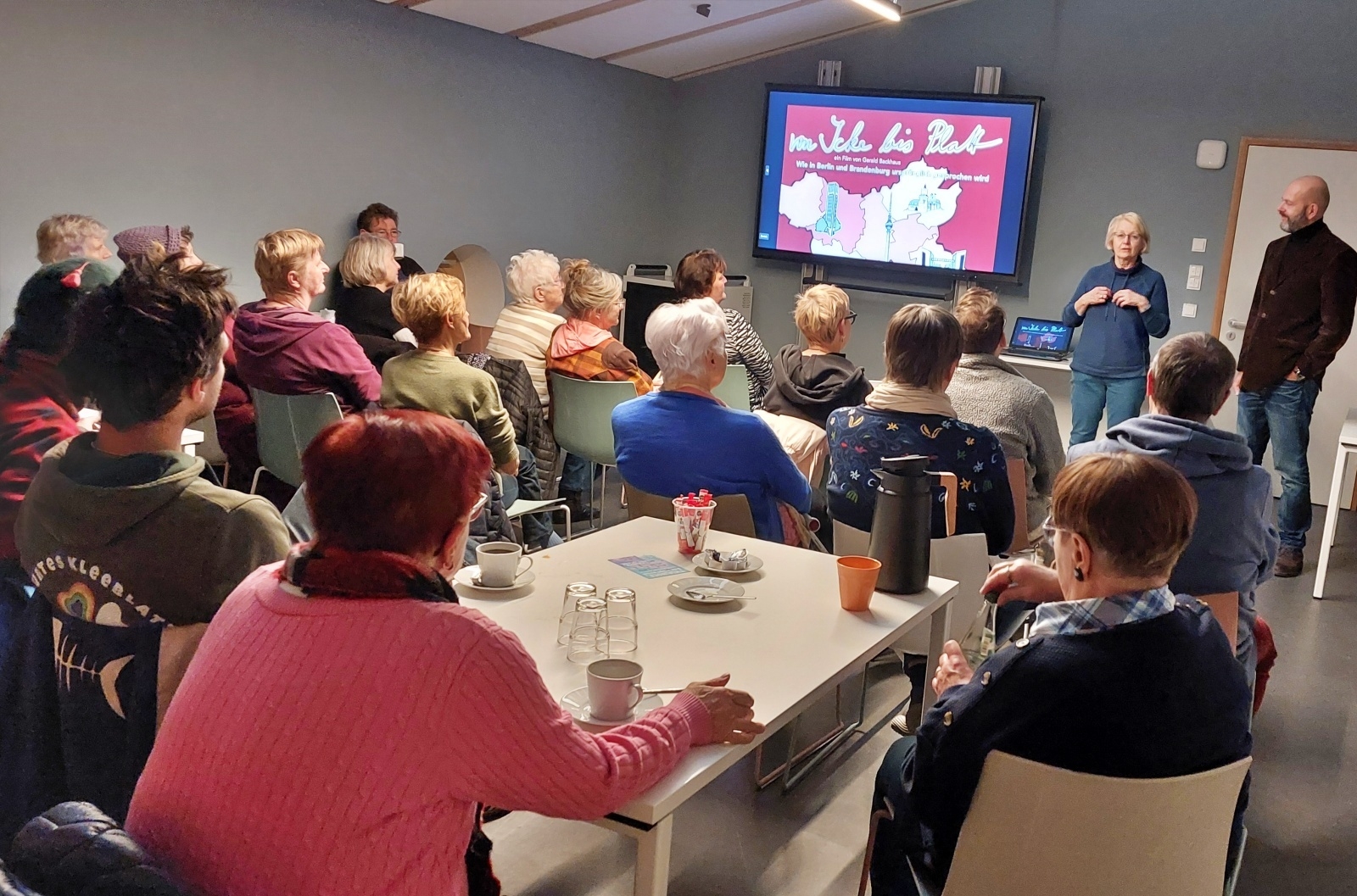 Bild: 28. November: In der Bibliothek wurde der Dokumentarfilm „Von Icke bis Platt“ gezeigt. Zu Gast war der Regisseur Gerald Backhaus. Die Filmvorführung wurde vom Verein für Niederdeutsch im Land Brandenburg organisiert.