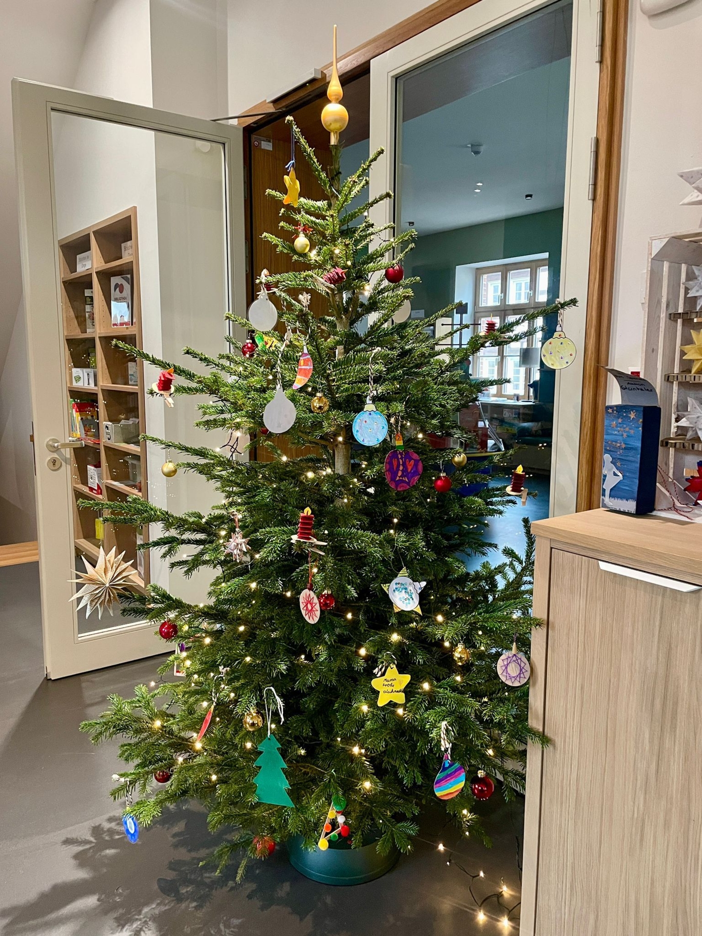 Bild: 5. Dezember: Weihnachtsbasteln in der Bibliothek - Viele Kinder bastelten tollen Schmuck für unseren Weihnachtsbaum im Servicebereich.