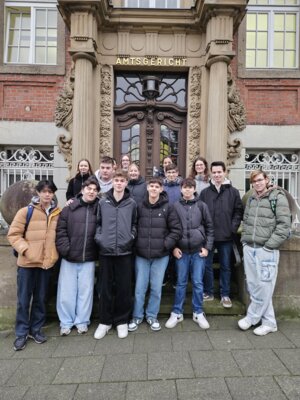 Die Projektgruppe von Herrn Dr. Bohnensteffen besucht das Amtsgericht Beckum.  (Bild vergr&ouml;&szlig;ern)