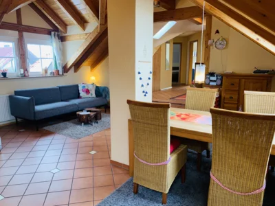 Sch&ouml;ner offenes Wohn-Esszimmer mit K&uuml;che  (Bild vergr&ouml;&szlig;ern)