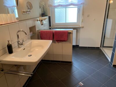 Gro&szlig;es Badezimmer mit Dusche und WC  (Bild vergr&ouml;&szlig;ern)
