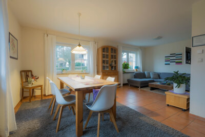 Offenes Wohn-Esszimmer mit K&uuml;che  (Bild vergr&ouml;&szlig;ern)