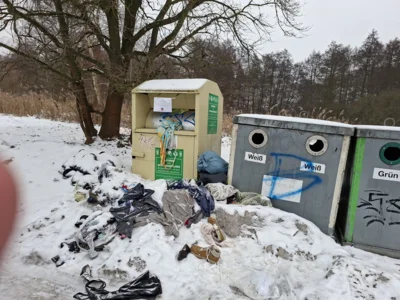 Altkleidercontainer Parkplatz 
