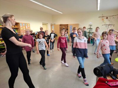 Foto des Albums: Tanzprojekt aller Klassen mit Tanzschule