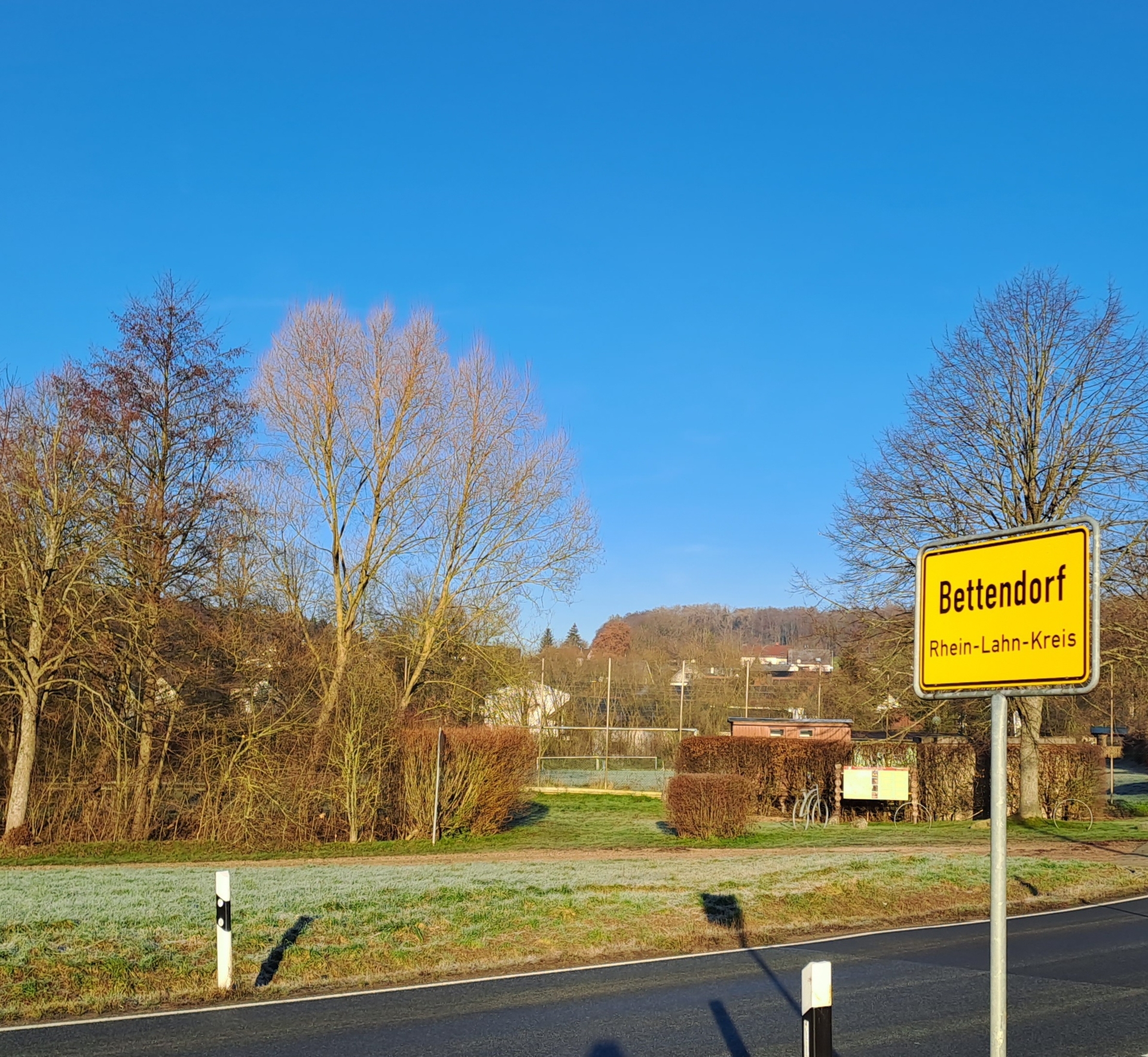 Bild: zum 3KR-Wanderparkplatz am Sportplatz