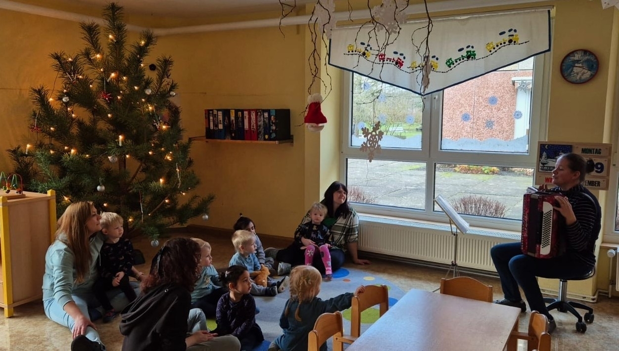 Bild: Adventssingen in der Krippe