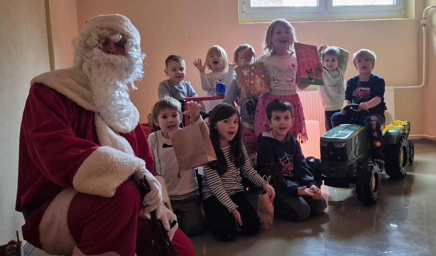 Bild: Gruppenbild mit dem Weihnachtsmann