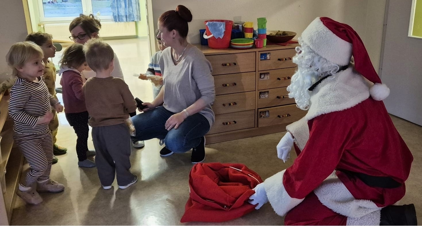 Bild: besuch in der Krippe