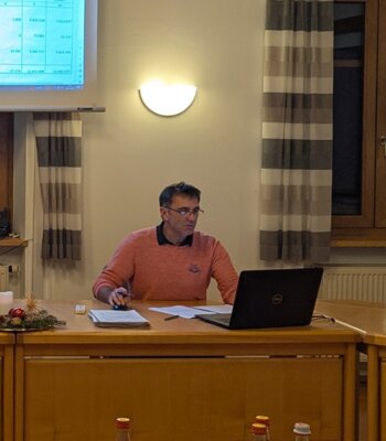 Gesch&auml;ftsleiter und K&auml;mmerer Manfred Maier gab einen &Uuml;berblick &uuml;ber die Haushaltsrechnung des Jahres 2023  (Bild vergr&ouml;&szlig;ern)