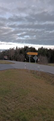 Auf der Prackenbacher B&uuml;rgerversammlung wurde das Thema Verkehrssicherheit bei der Abzweigung von der B 85 zur Viechtacher Stra&szlig;e Richtung Moosbach angesprochen. Die Gemeinde wird sich diesbez&uuml;glich mit dem Staatlichen Bauamt in Verbindung setzen.  (Bild vergr&ouml;&szlig;ern)