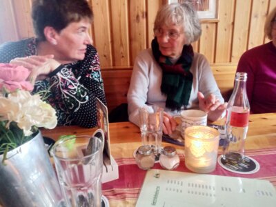 Plausch beim Essen  (Bild vergr&ouml;&szlig;ern)