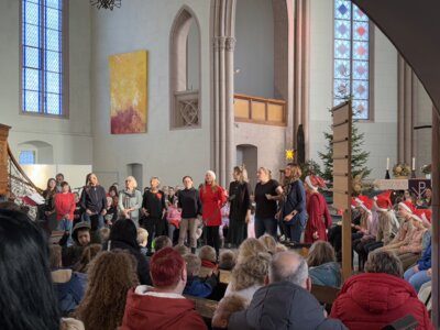 Auch die Lehrer der Alber Schweitzer Schule haben ein Weihnachtslied gesungen  (Bild vergr&ouml;&szlig;ern)