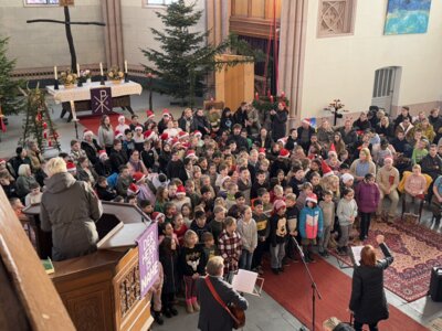 Foto des Albums: alljährliches Weihnachtssingen in der Kirche