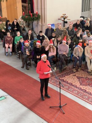 Frau Schulz w&uuml;nscht allen ein sch&ouml;nes Weihnachtsfest  (Bild vergr&ouml;&szlig;ern)